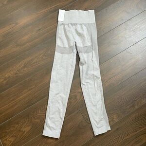 NWT Astoria activewear leggings